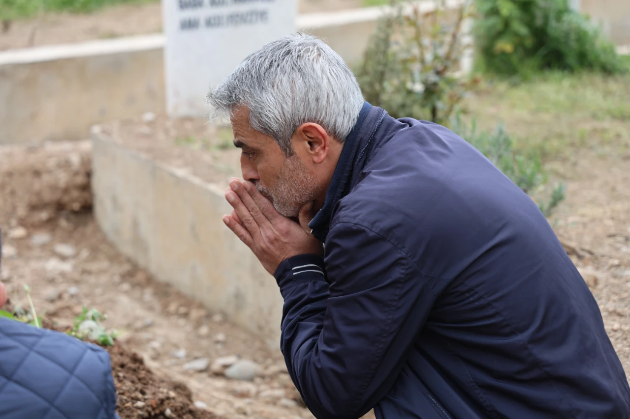 Kahramanmaraş Saldırısı Kurbanı 4 Çocuğun Mezarına Şeker Konuldu! (4)