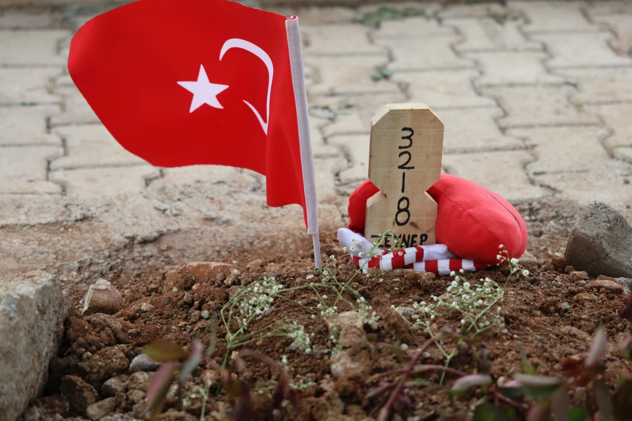 Kahramanmaraş Saldırısı Kurbanı 4 Çocuğun Mezarına Şeker Konuldu! (5)