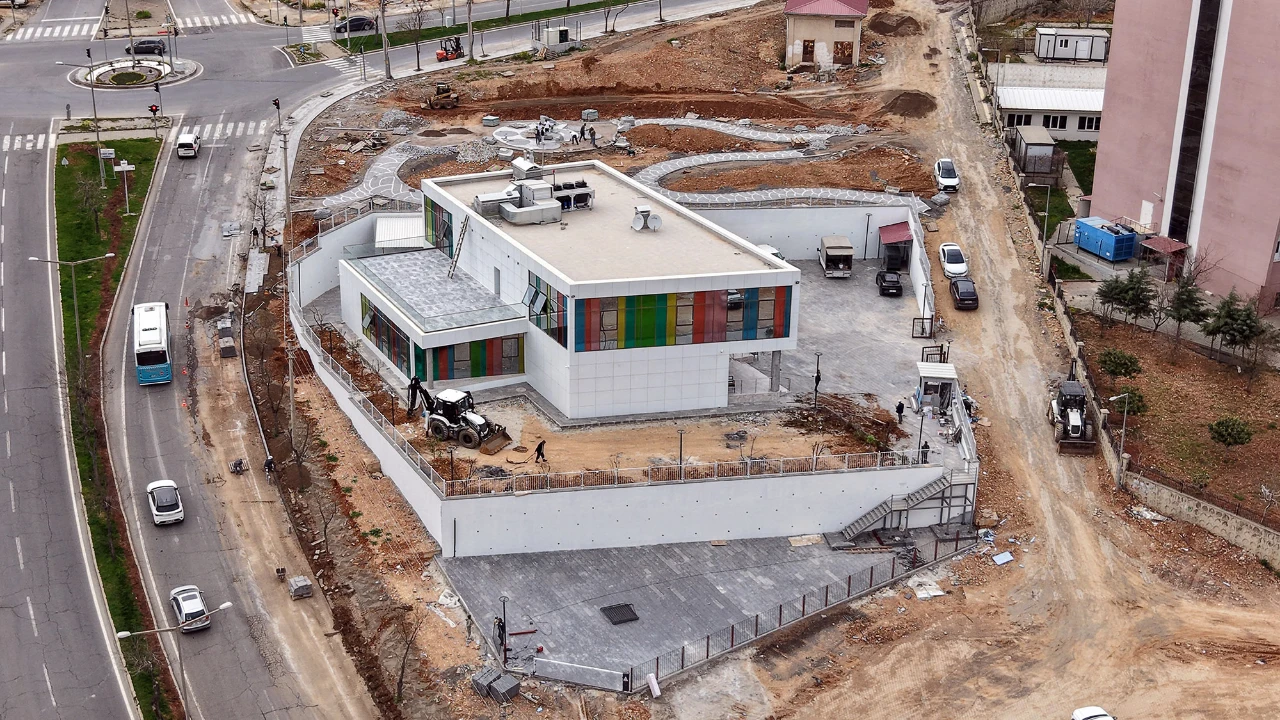 Kahramanmaraş’ta 60 Milyonluk Çocuk Sanat Merkezi Açılışa Hazırlanıyor (8)