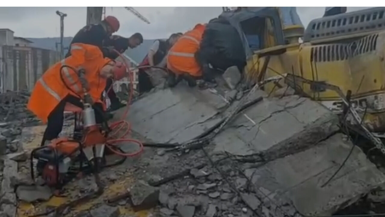 Kahramanmaraş'ta Arasa Otoparkı Yıkımında Kepçe Operatörü Enkaz Altında Kaldı (1)