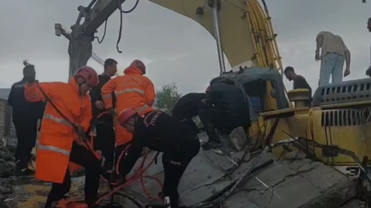 Kahramanmaraş'ta Arasa Otoparkı Yıkımında Kepçe Operatörü Enkaz Altında Kaldı (2)