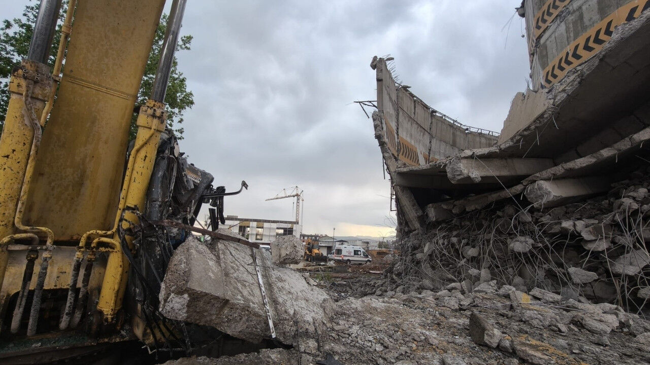 Kahramanmaraş'ta Arasa Otoparkı Yıkımında Kepçe Operatörü Enkaz Altında Kaldı (4)