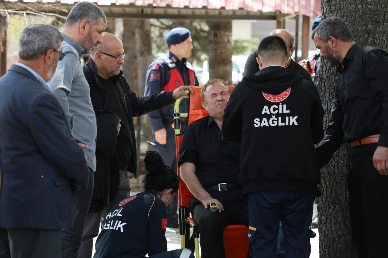 Kahramanmaraş'ta Ayla Öğretmenin Eşi Cenazede Fenalaştı! (1)