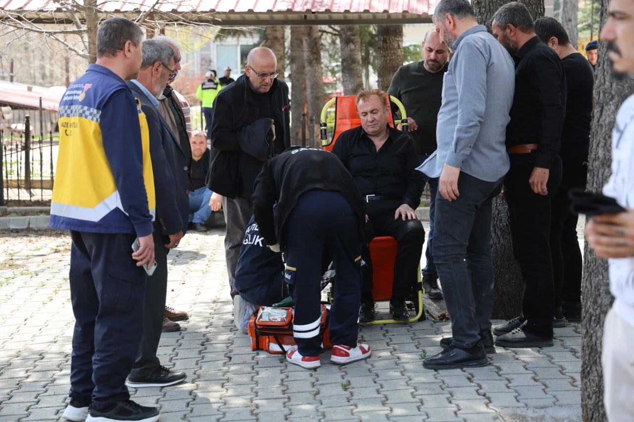 Kahramanmaraş'ta Ayla Öğretmenin Eşi Cenazede Fenalaştı! (3)