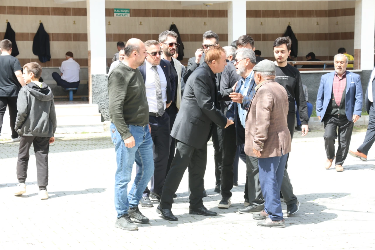 Kahramanmaraş'ta Ayla Öğretmenin Eşi Cenazede Fenalaştı! (6)