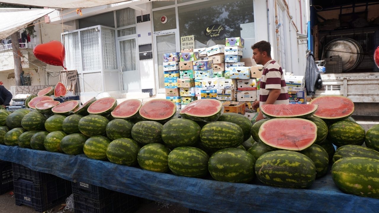 Kahramanmaraş’ta Karpuz Tezgâhta Ama Fiyatı El Yakıyor Vatandaş Yarım Alıyor (3)