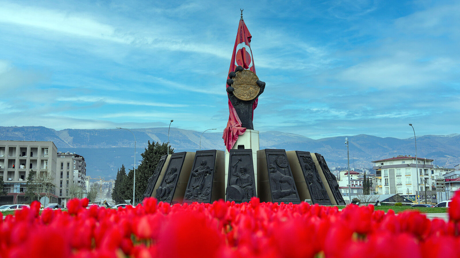 Kahramanmaraş’ta Kavşaklar Rengârenk Çiçeklerle Donandı (10)