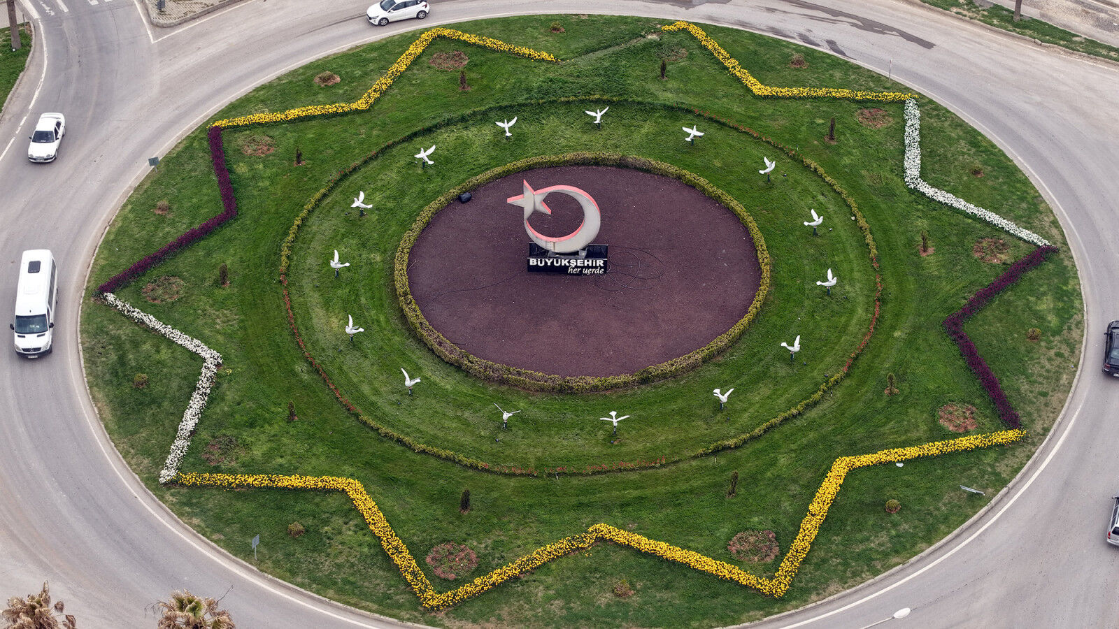 Kahramanmaraş’ta Kavşaklar Rengârenk Çiçeklerle Donandı (2)