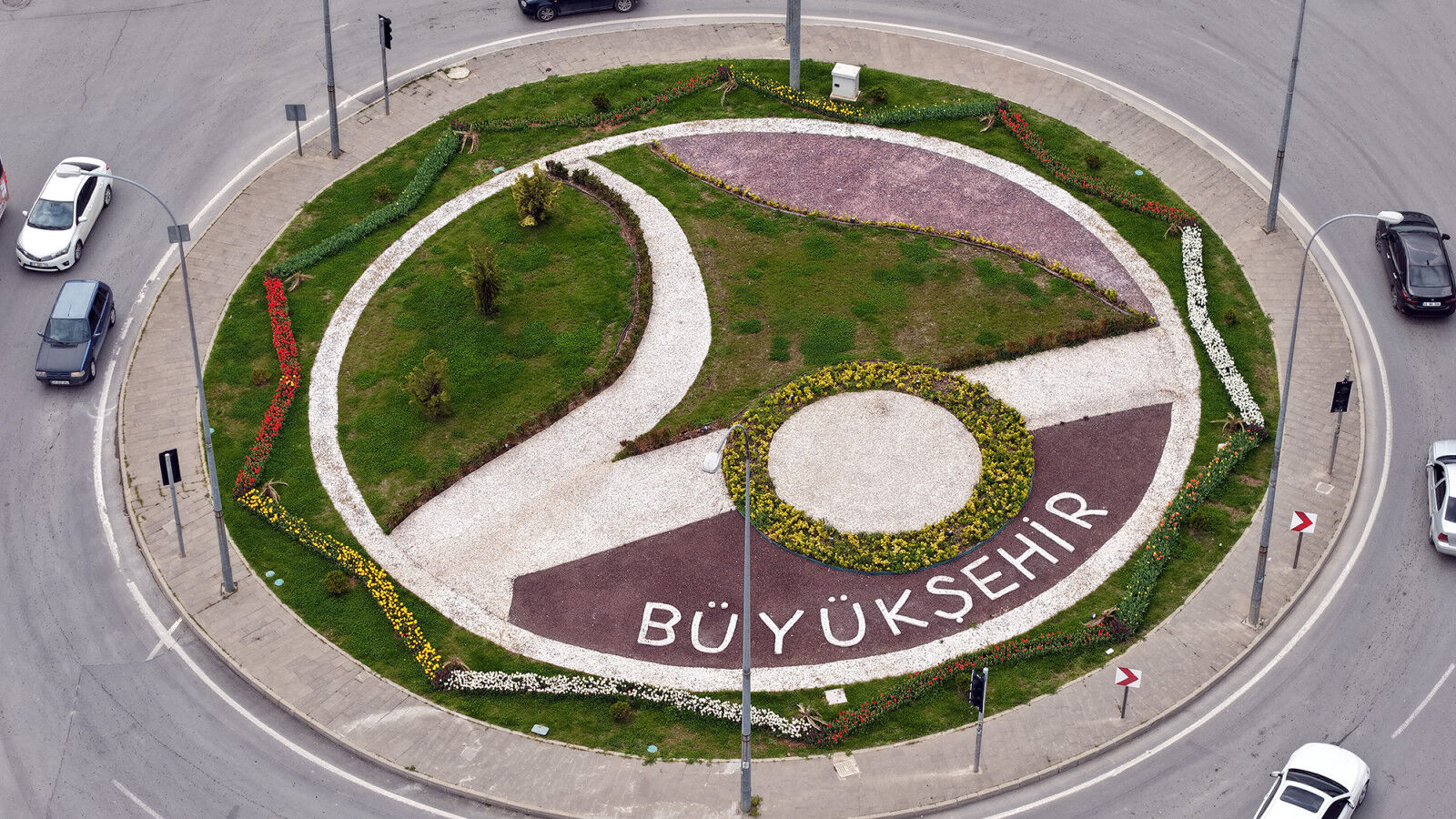 Kahramanmaraş’ta Kavşaklar Rengârenk Çiçeklerle Donandı (3)