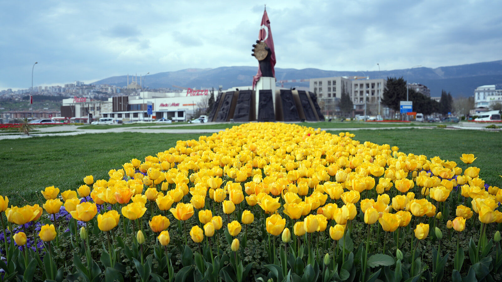 Kahramanmaraş’ta Kavşaklar Rengârenk Çiçeklerle Donandı (6)