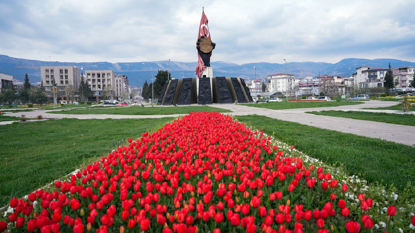 Kahramanmaraş’ta Kavşaklar Rengârenk Çiçeklerle Donandı (8)
