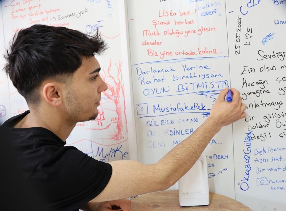 Kahramanmaraş'ta Konteynerdeki Çiğ Köftecinin Duvarları 'Duygu Duvarı'na Dönüştü (2)