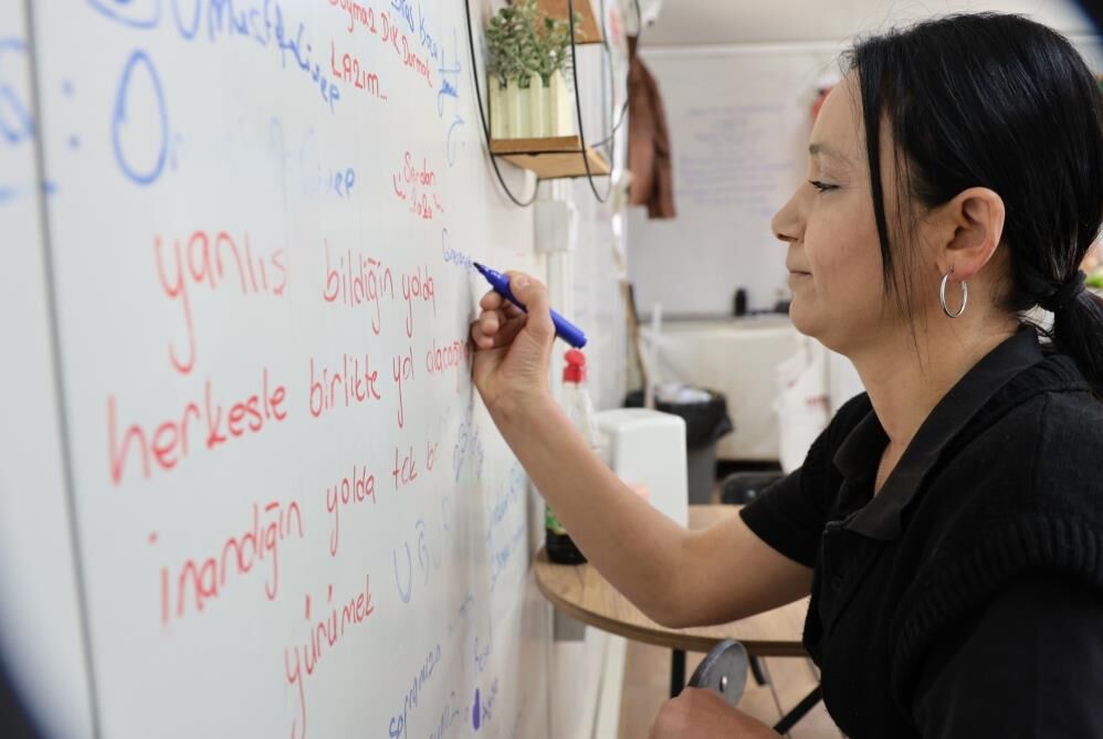 Kahramanmaraş'ta Konteynerdeki Çiğ Köftecinin Duvarları 'Duygu Duvarı'na Dönüştü (3)