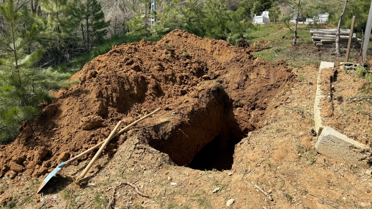 Kahramanmaraş'ta Öğrencilerine Siper Olan Ayla Öğretmen Için Mezar Yeri Hazırlandı (2)