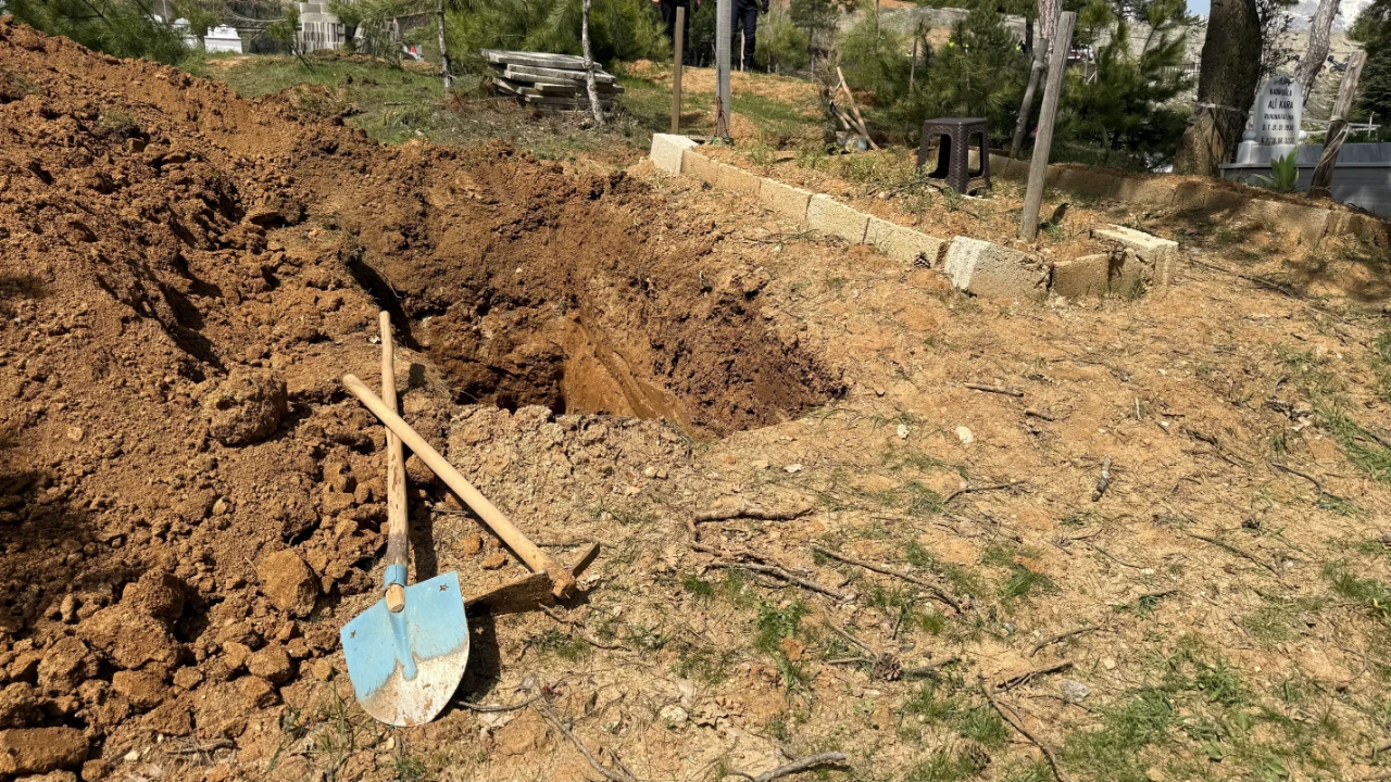 Kahramanmaraş'ta Öğrencilerine Siper Olan Ayla Öğretmen Için Mezar Yeri Hazırlandı (3)