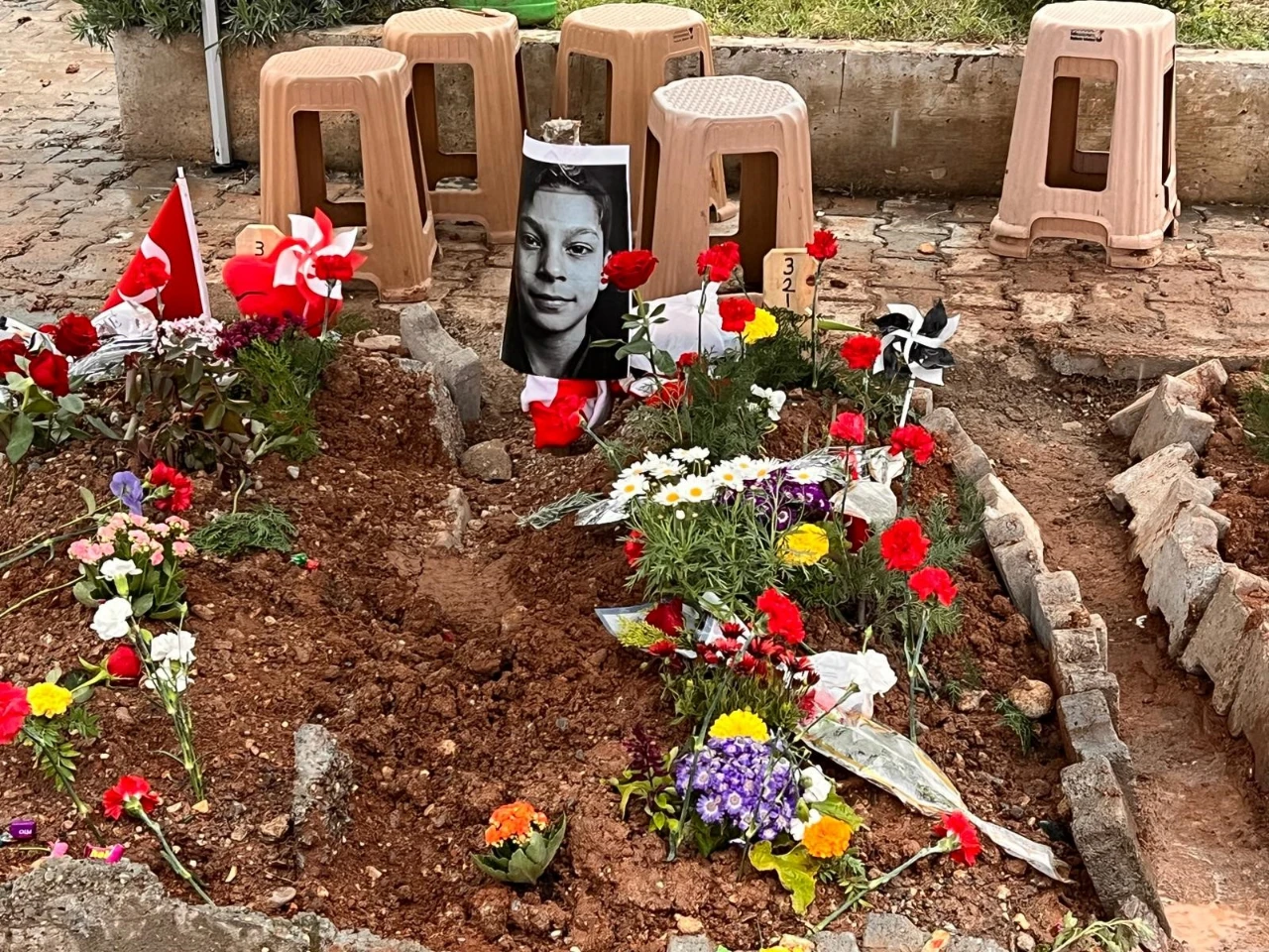 Kahramanmaraş'ta Okul Saldırısında Ölen Çocukların Mezar Başındaki Yazılan Notlar Tüm Şehri Ağlattı (3)