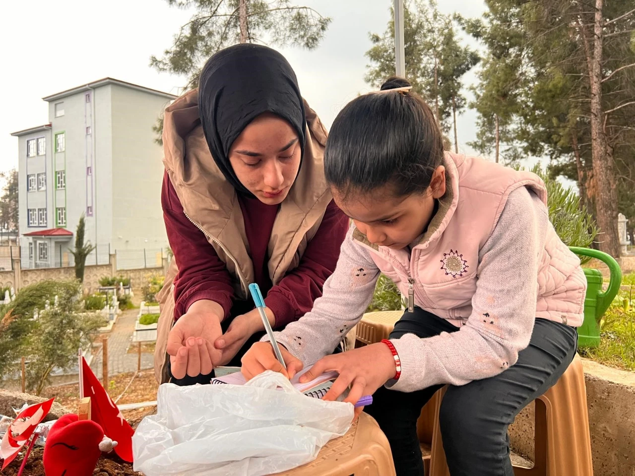 Kahramanmaraş'ta Okul Saldırısında Ölen Çocukların Mezar Başındaki Yazılan Notlar Tüm Şehri Ağlattı (7)