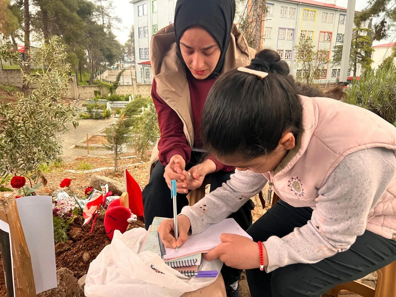 Kahramanmaraş'ta Okul Saldırısında Ölen Çocukların Mezar Başındaki Yazılan Notlar Tüm Şehri Ağlattı (9)