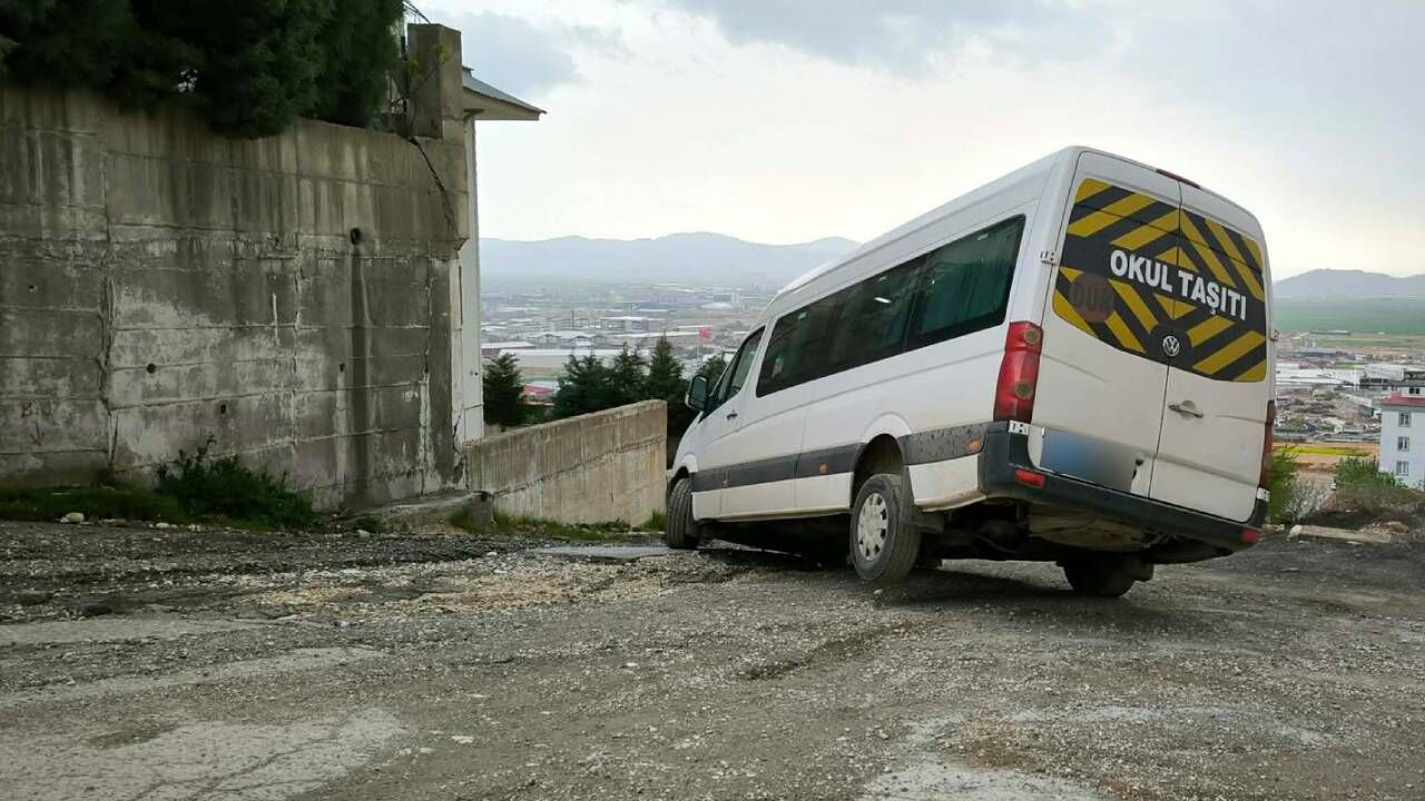 Kahramanmaraş’ta Okul Servisi Çukura Düştü
