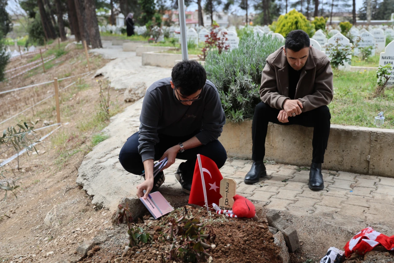 Kahramanmaraş'ta Ölen Çocukların Mezarına Notlar Yağdı! (1)