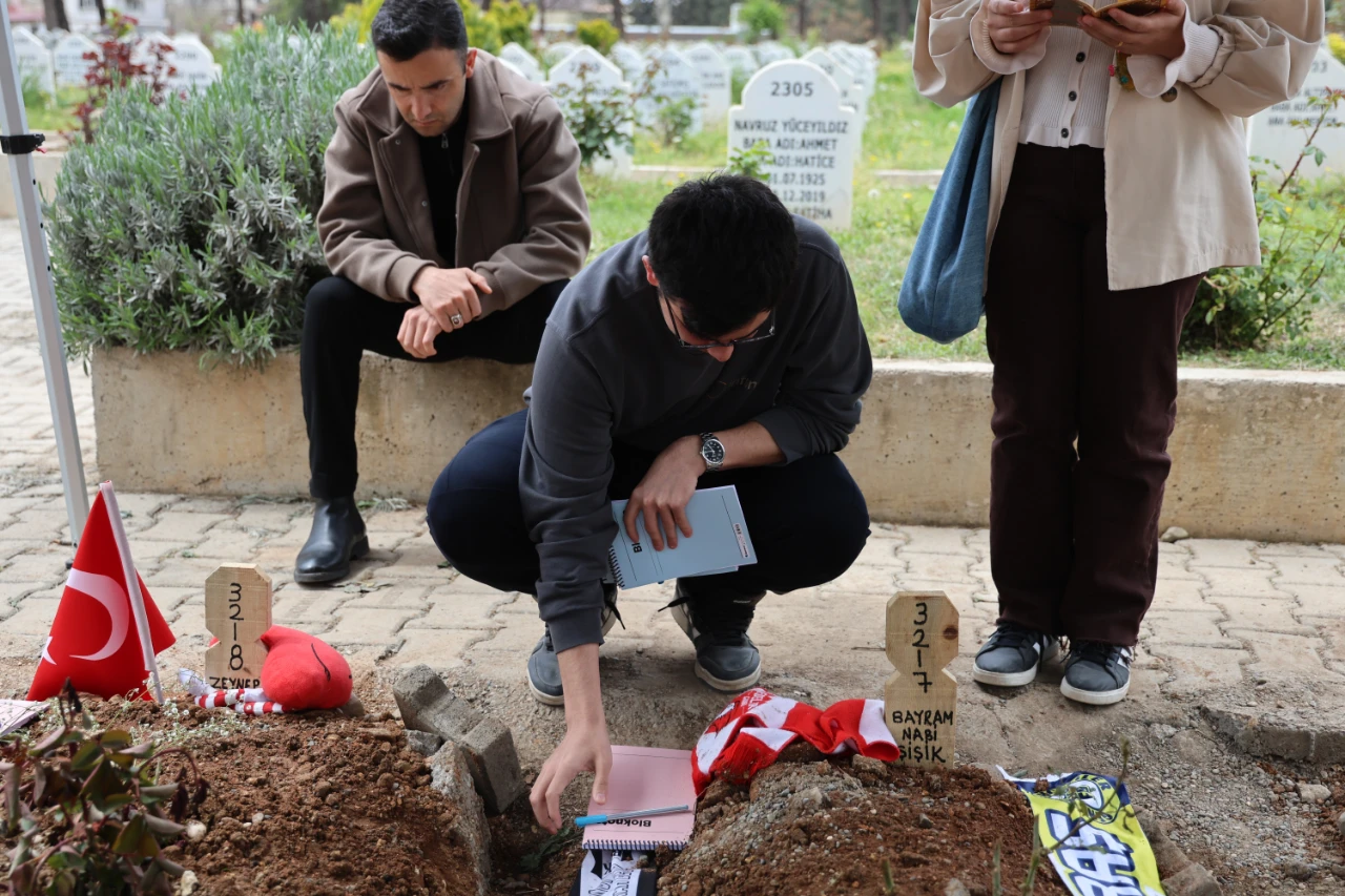 Kahramanmaraş'ta Ölen Çocukların Mezarına Notlar Yağdı! (10)
