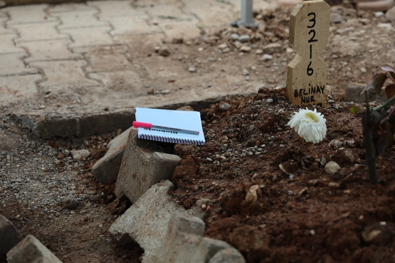 Kahramanmaraş'ta Ölen Çocukların Mezarına Notlar Yağdı! (11)
