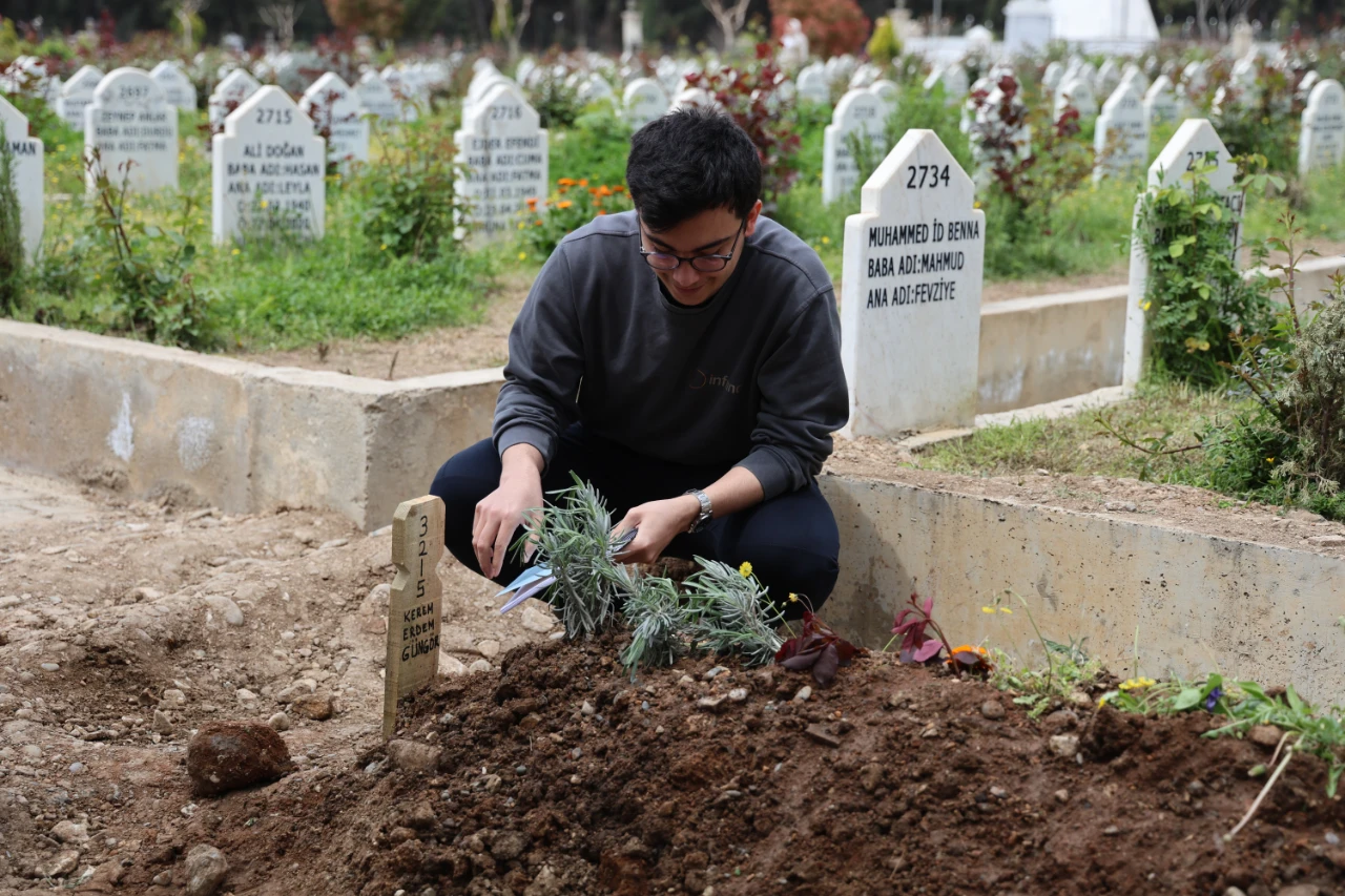 Kahramanmaraş'ta Ölen Çocukların Mezarına Notlar Yağdı! (12)