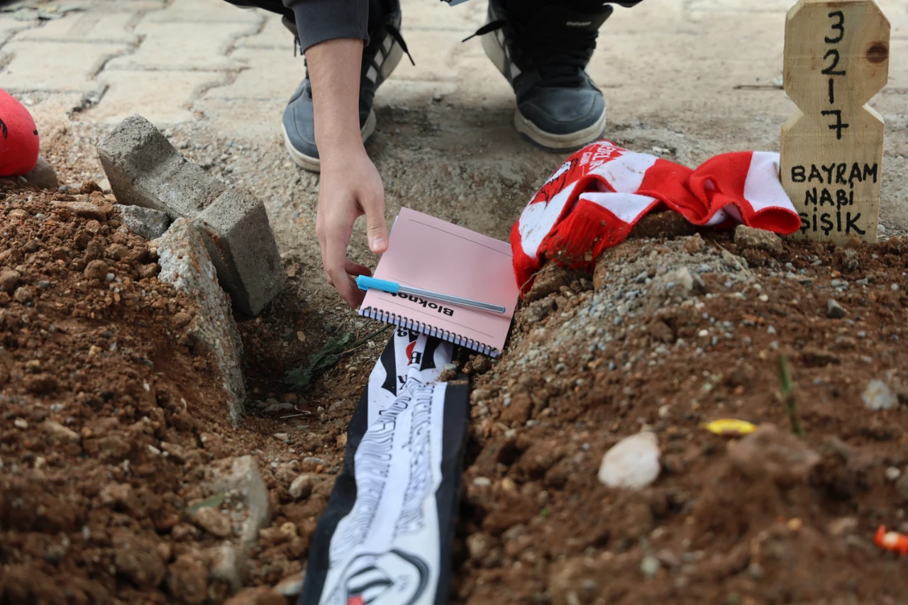 Kahramanmaraş'ta Ölen Çocukların Mezarına Notlar Yağdı! (3)