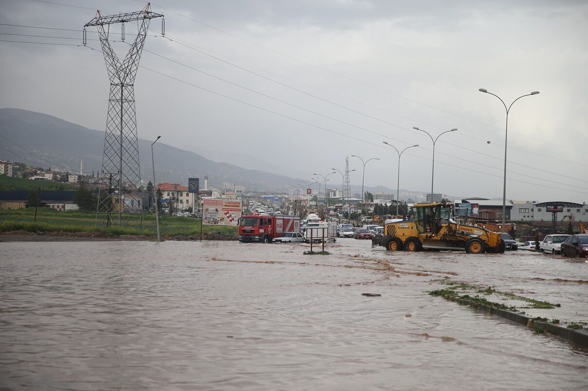 Kahramanmaraş’ta Sağanak Felaketi Tünel Kapandı, Araçlar Mahsur! (6)