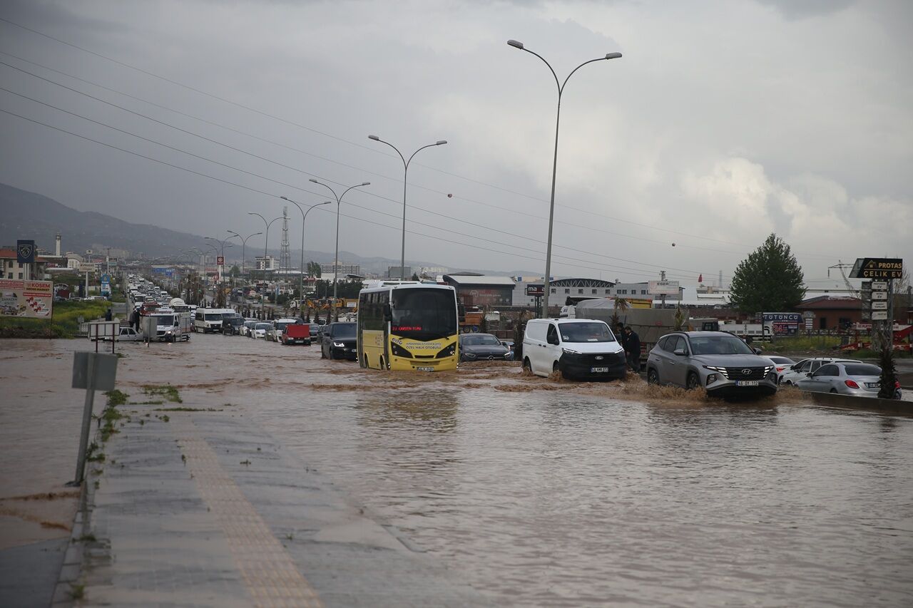 Kahramanmaraş’ta Sağanak Felaketi Tünel Kapandı, Araçlar Mahsur! (8)