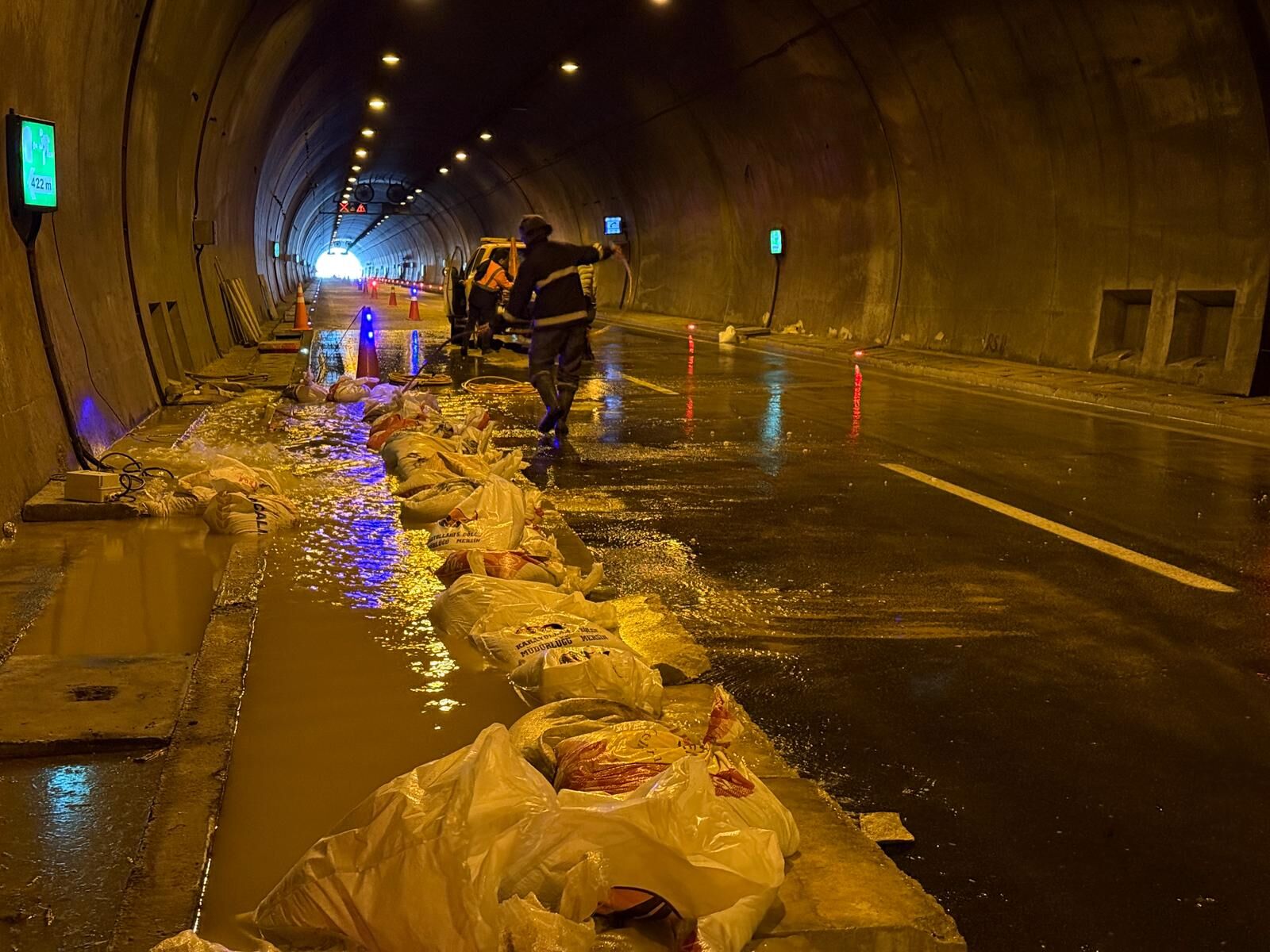 Kahramanmaraş’ta sağanak yağış nedeniyle Aşık Mahzuni Şerif Tüneli ulaşıma kapatıldı