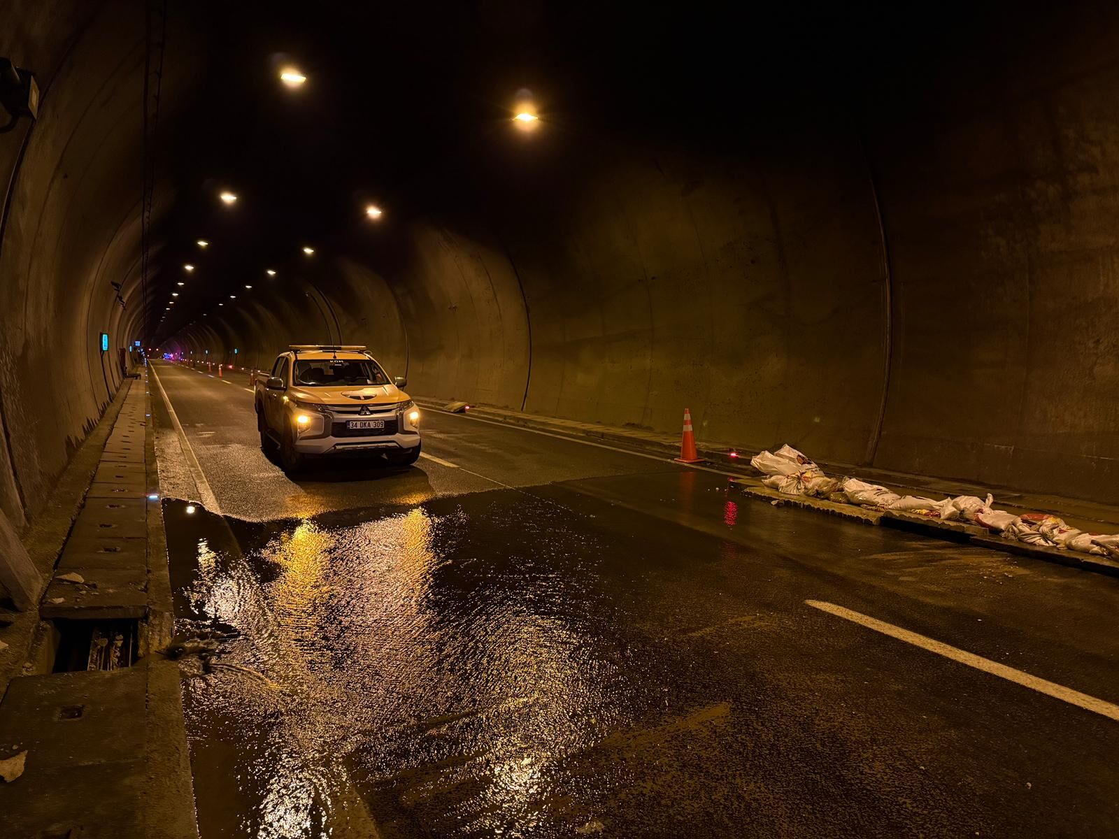 Kahramanmaraş’ta Sağanak Yağış Nedeniyle Aşık Mahzuni Şerif Tüneli Ulaşıma Kapatıldı (2)