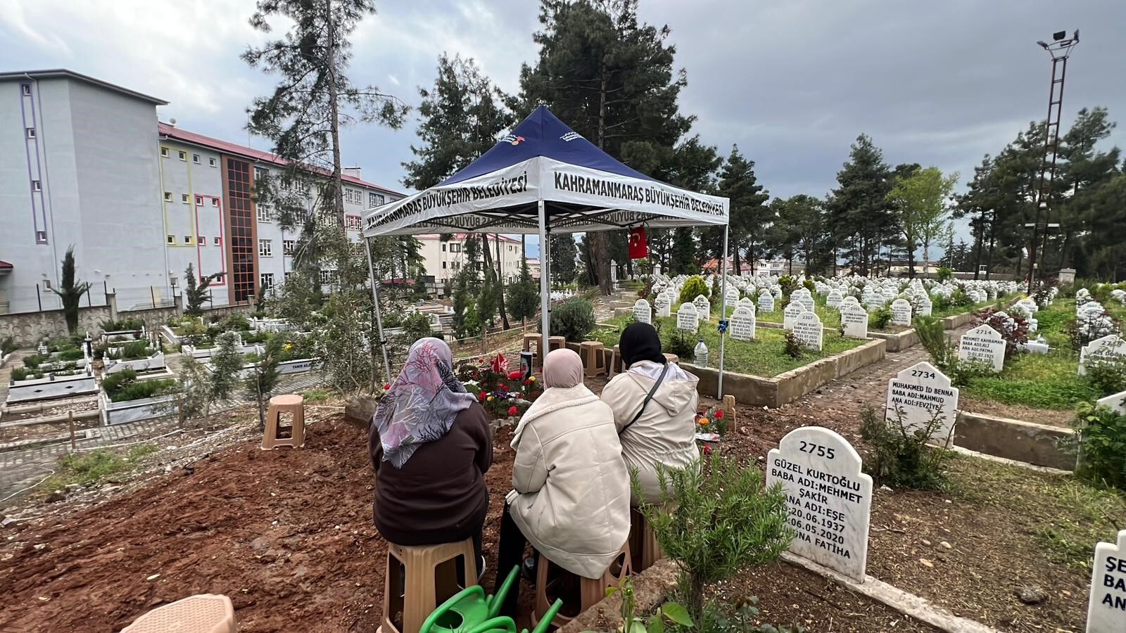 Kahramanmaraş’ta Saldırıda Hayatını Kaybeden Kerem’in Mezarına Çiçekler Dikildi (2)