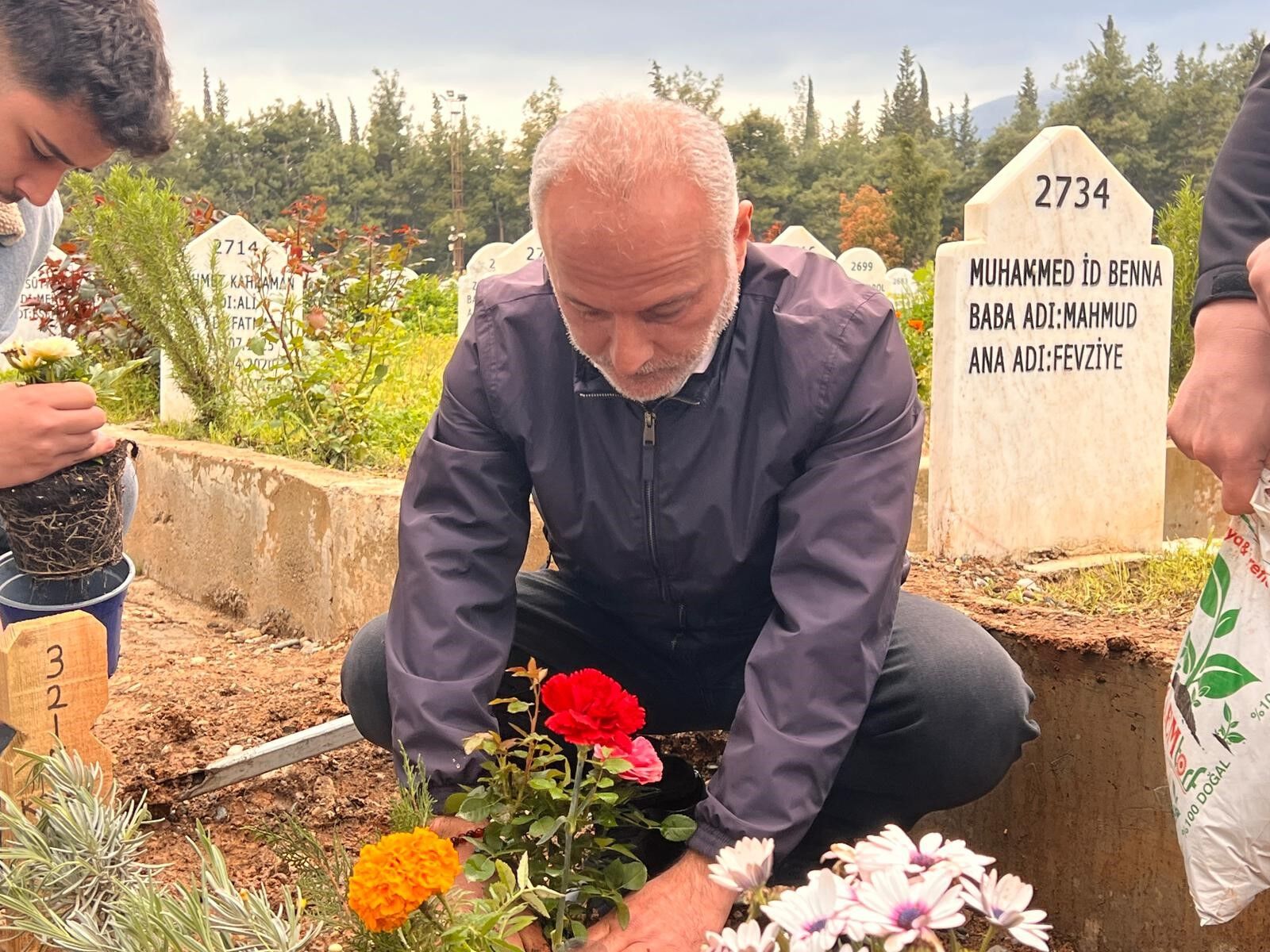 Kahramanmaraş’ta Saldırıda Hayatını Kaybeden Kerem’in Mezarına Çiçekler Dikildi (3)