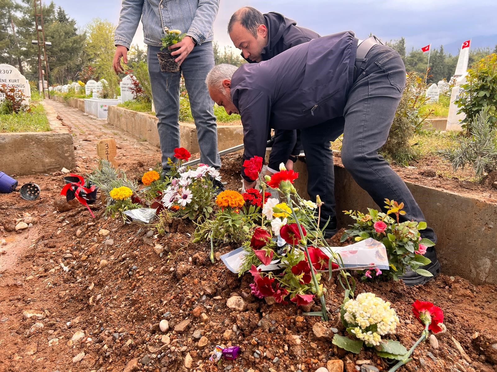 Kahramanmaraş’ta Saldırıda Hayatını Kaybeden Kerem’in Mezarına Çiçekler Dikildi (5)