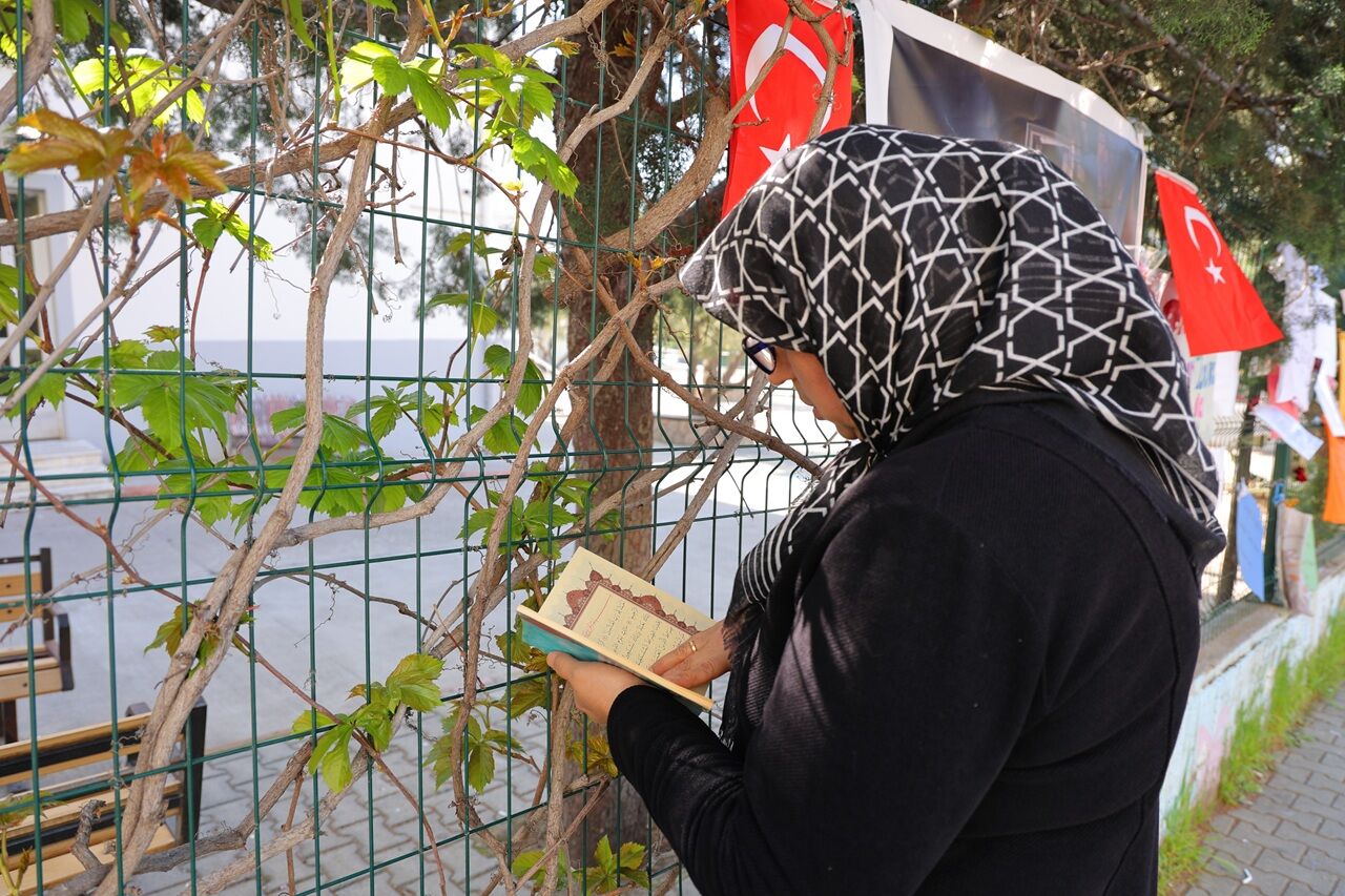 Kahramanmaraş’ta Saldırının Yaşandığı Okul Önünde Yaşlı Kadın Kur’an Okuyup Gözyaşı Döktü (1)