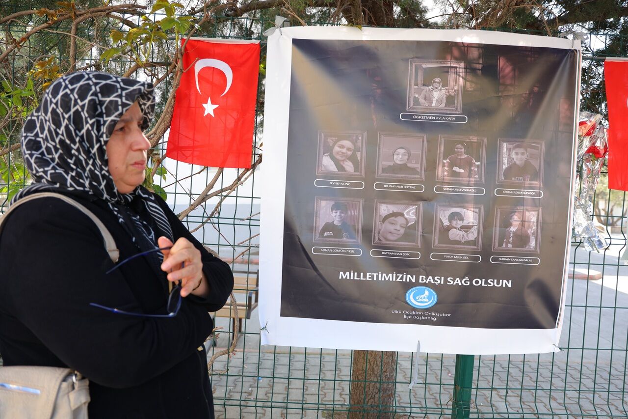 Kahramanmaraş’ta Saldırının Yaşandığı Okul Önünde Yaşlı Kadın Kur’an Okuyup Gözyaşı Döktü (2)