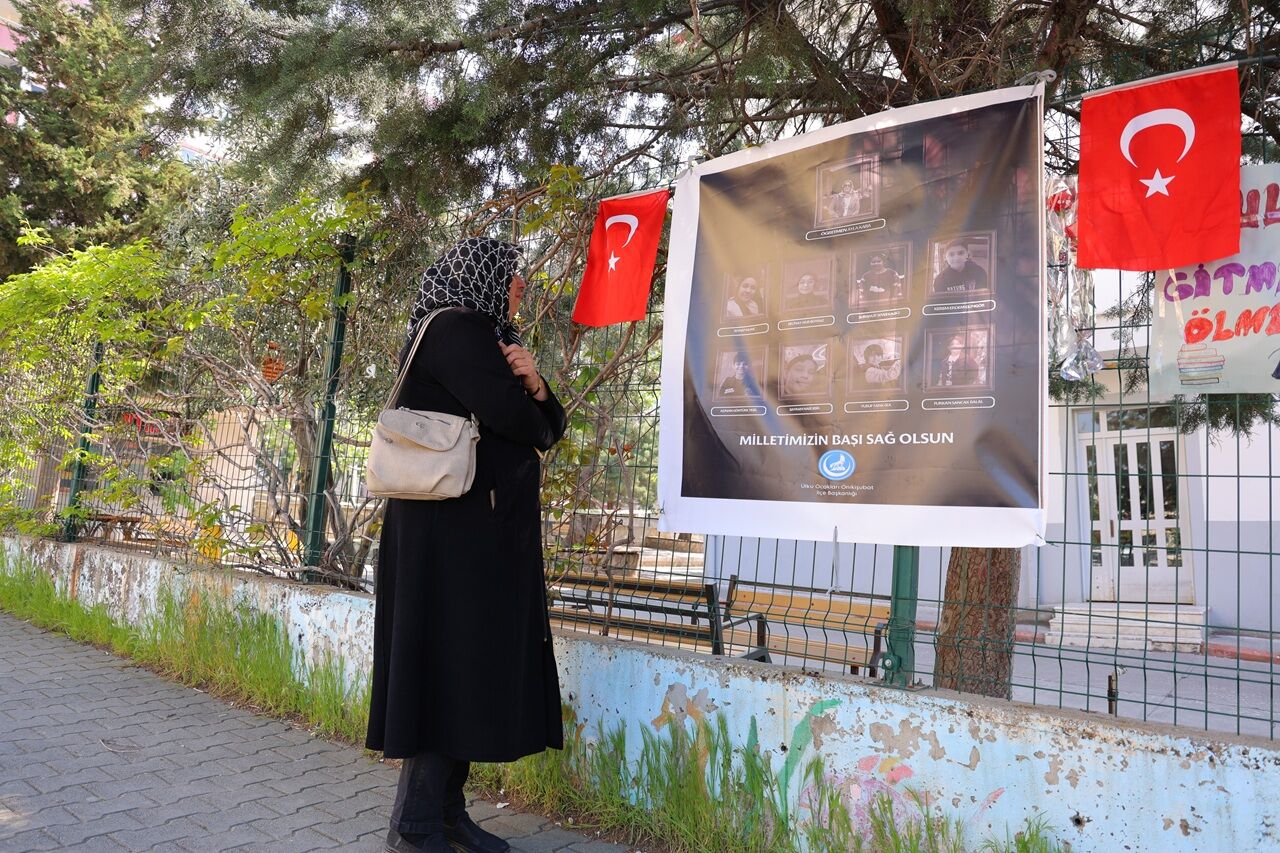 Kahramanmaraş’ta Saldırının Yaşandığı Okul Önünde Yaşlı Kadın Kur’an Okuyup Gözyaşı Döktü (4)