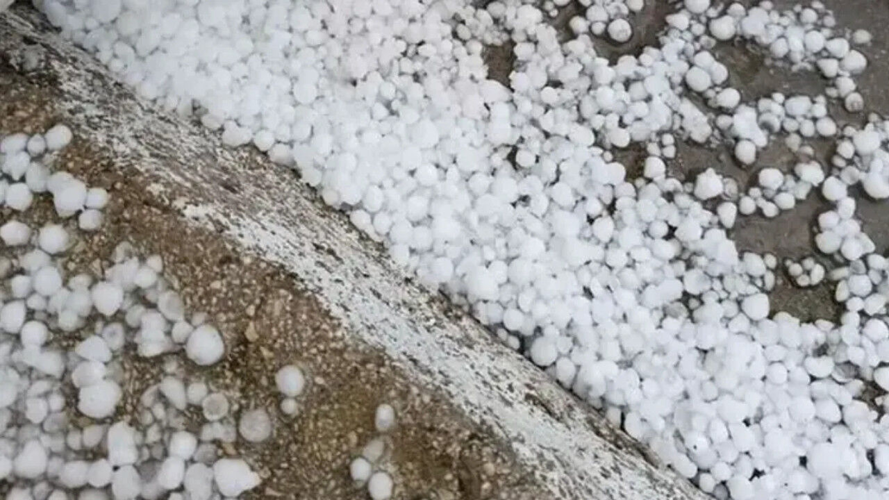 Kahramanmaraş’ta şiddetli dolu yağışı araçlara zarar verdi
