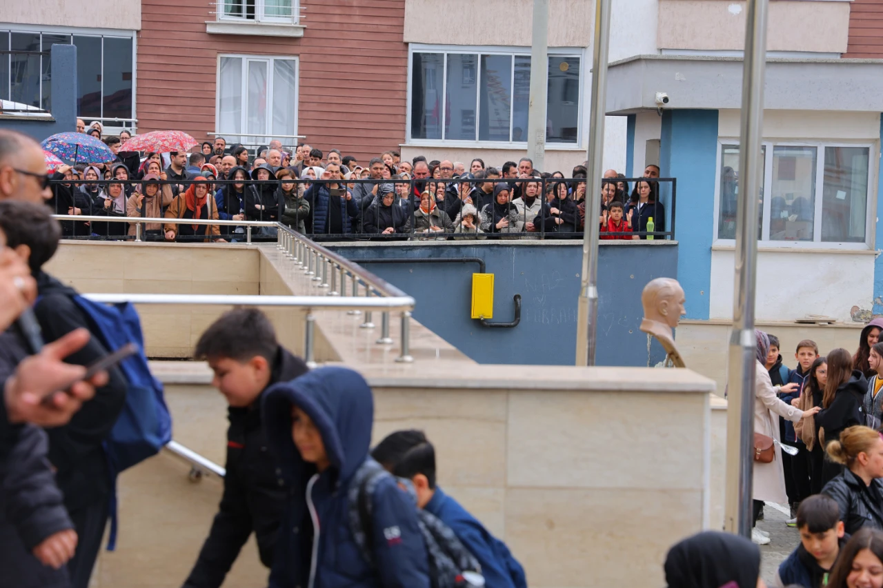 Kahramanmaraş'ta Veliler Çocuklarını Öperek Yeni Okullarına Yolcu Etti (10)