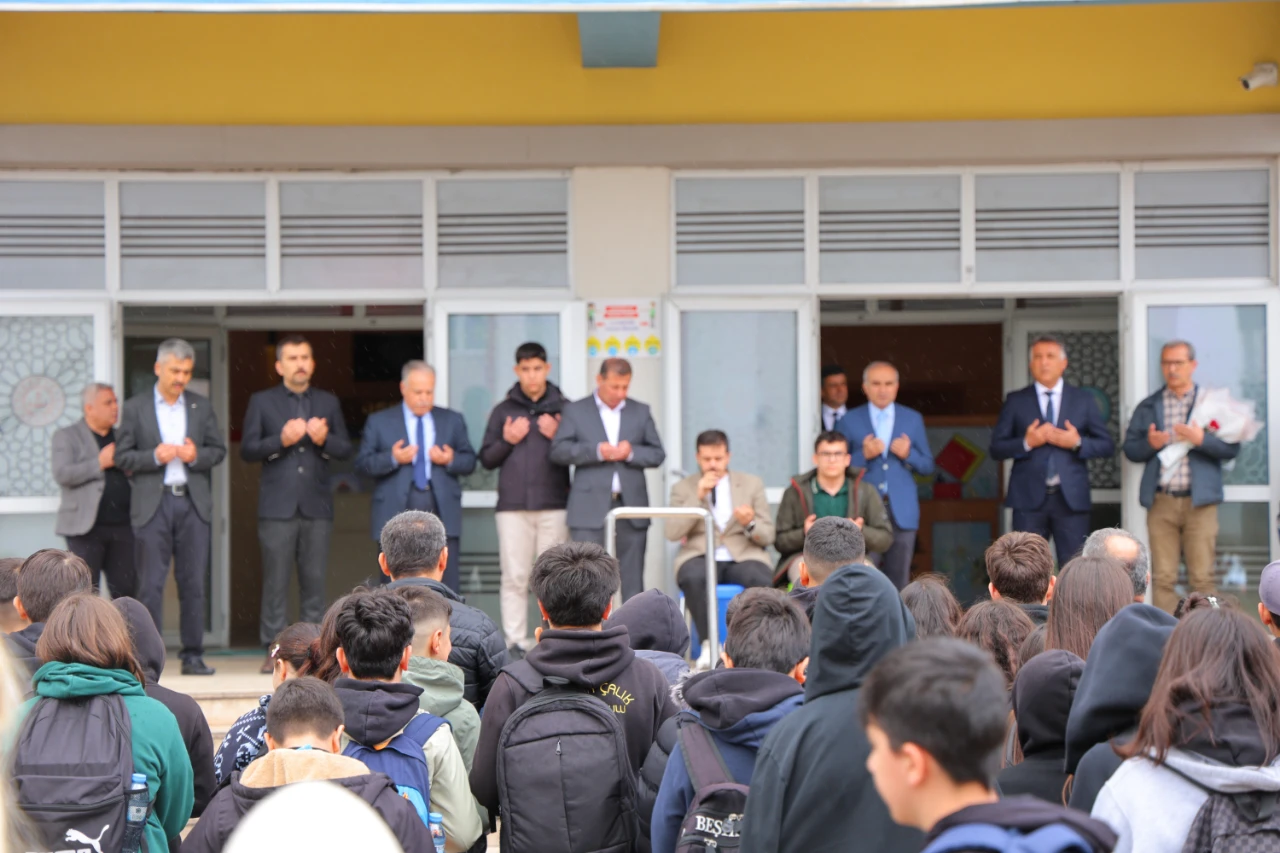 Kahramanmaraş'ta Veliler Çocuklarını Öperek Yeni Okullarına Yolcu Etti (4)