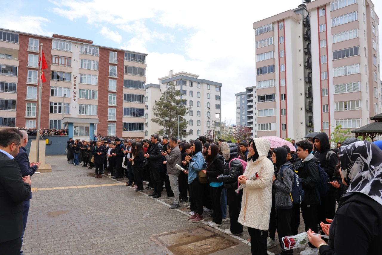 Kahramanmaraş'ta Veliler Çocuklarını Öperek Yeni Okullarına Yolcu Etti (5)