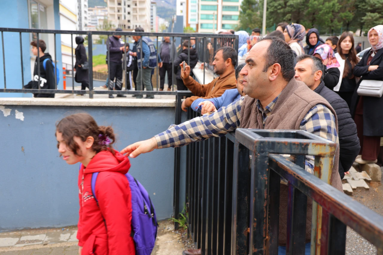 Kahramanmaraş'ta Veliler Çocuklarını Öperek Yeni Okullarına Yolcu Etti (7)