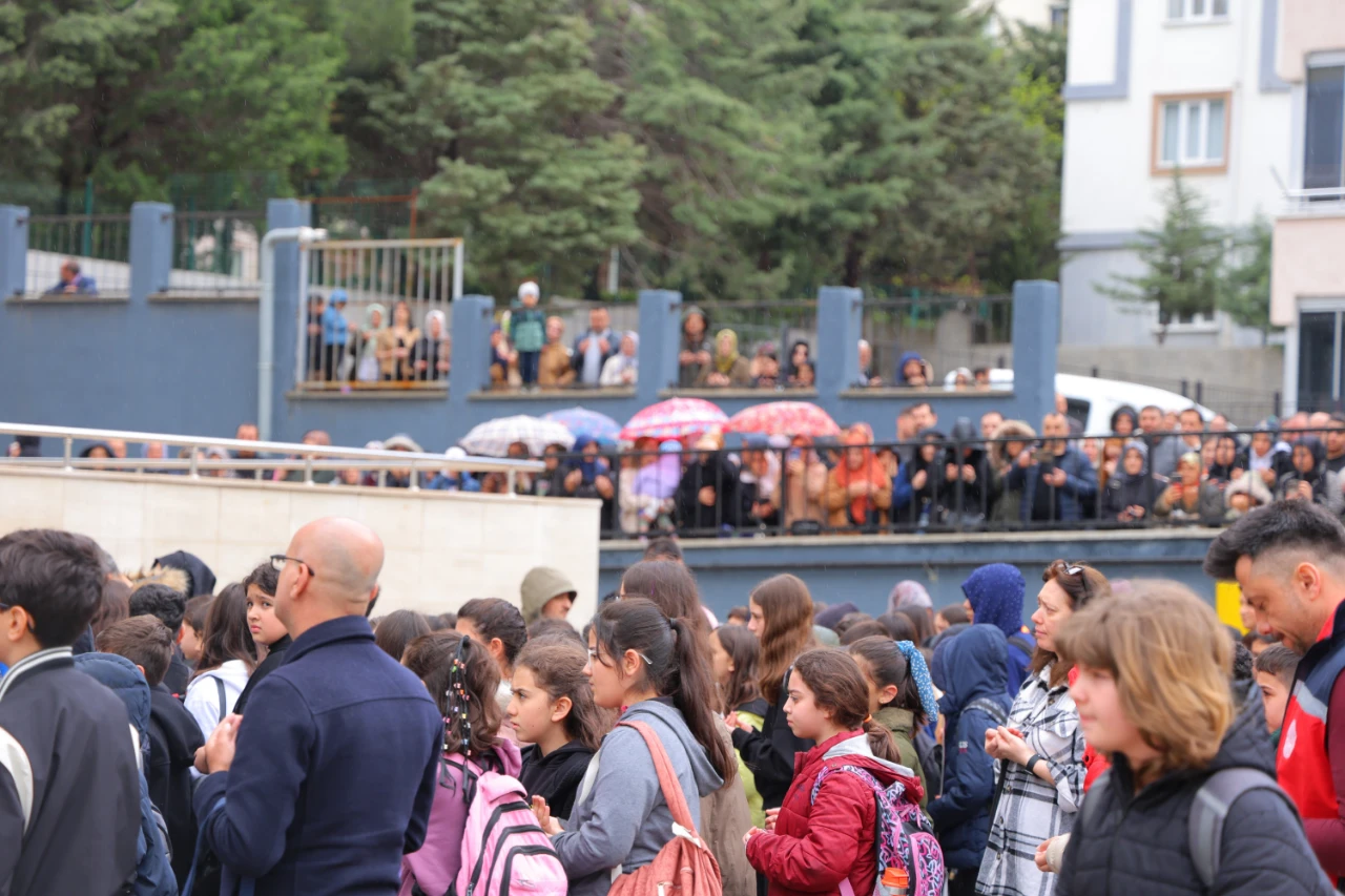 Kahramanmaraş'ta Veliler Çocuklarını Öperek Yeni Okullarına Yolcu Etti (8)