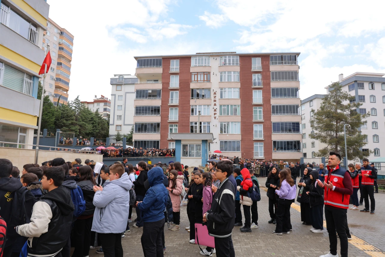 Kahramanmaraş'ta Veliler Çocuklarını Öperek Yeni Okullarına Yolcu Etti (9)