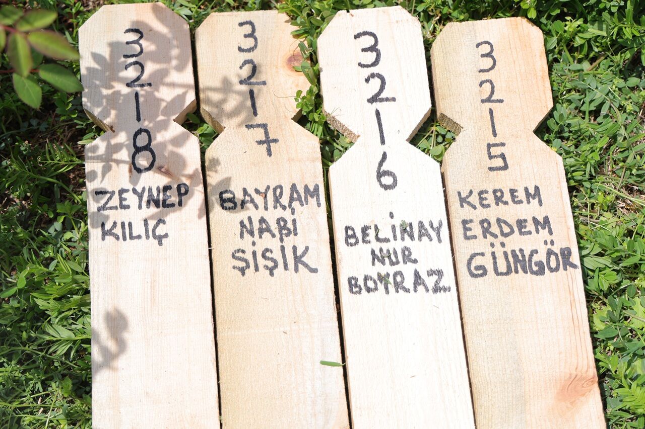 Kahramanmaraş’taki Saldırıda Hayatını Kaybeden 4 Sınıf Arkadaşı Yan Yana Defnedildi (1)-1