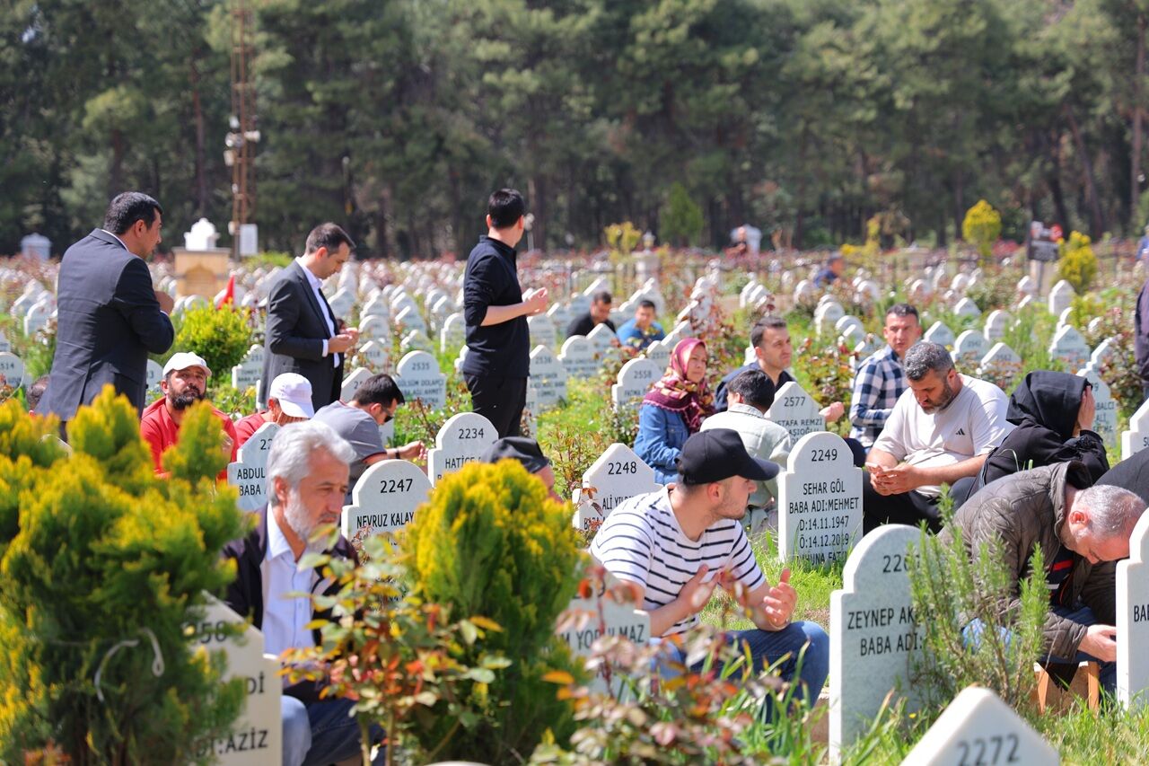Kahramanmaraş’taki Saldırıda Hayatını Kaybeden 4 Sınıf Arkadaşı Yan Yana Defnedildi (4)