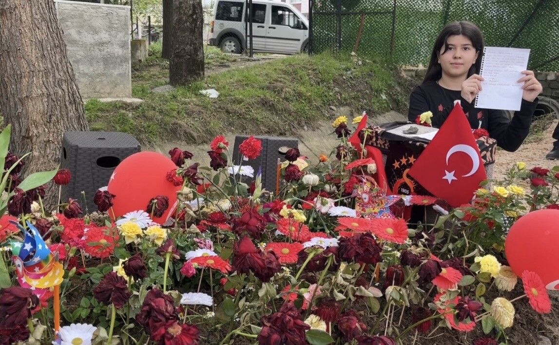 Kahramanmaraş’taki Saldırıda Hayatını Kaybeden Adnan’ın Mezarı Duygu Dolu Notlarla Doldu (1)