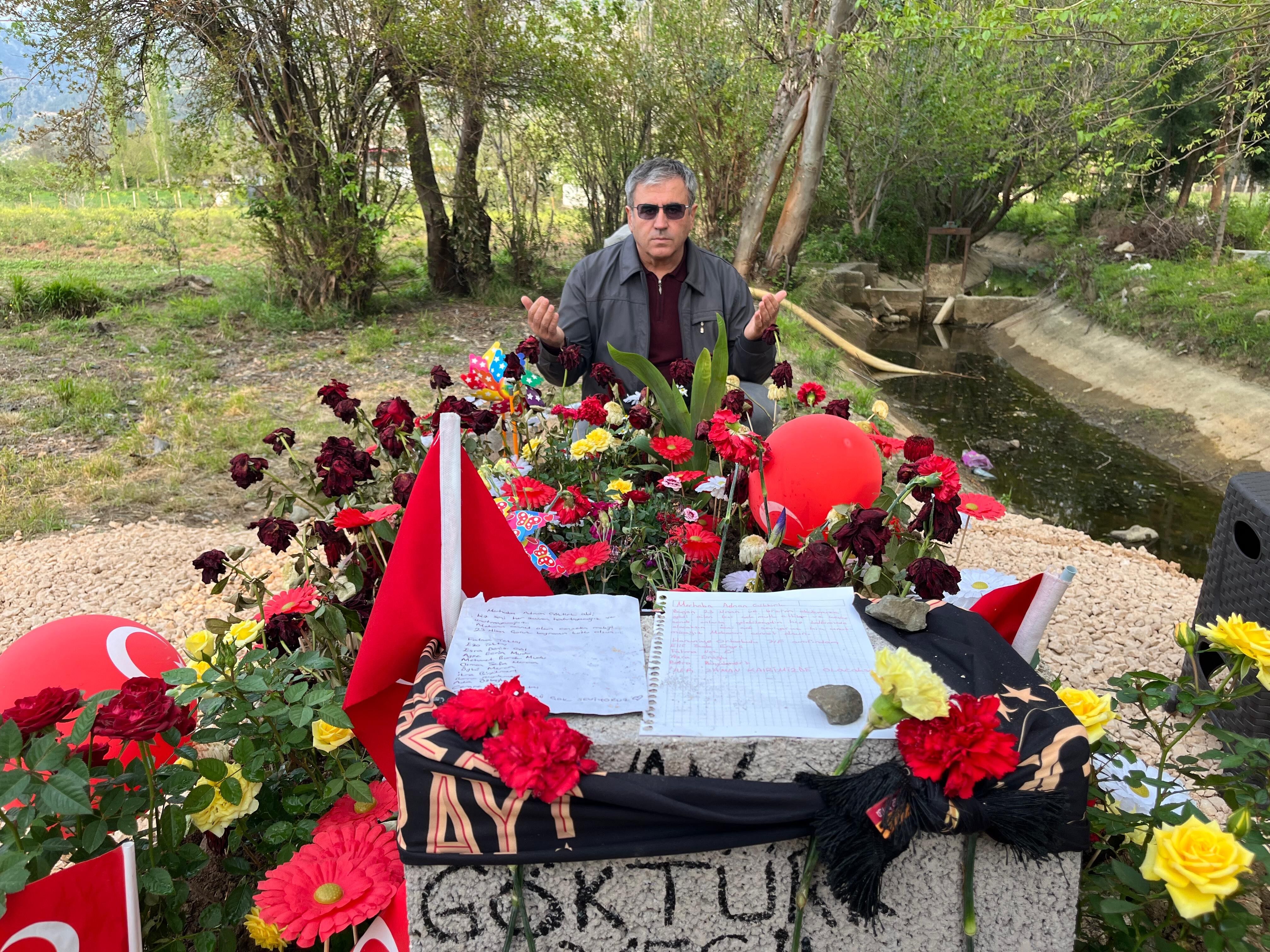 Kahramanmaraş’taki Saldırıda Hayatını Kaybeden Adnan’ın Mezarı Duygu Dolu Notlarla Doldu (3)