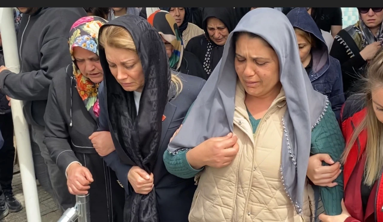 Kahramanmaraş’taki Saldırıda Hayatını Kaybeden Öğrenci Osmaniye’de Toprağa Verildi (6)